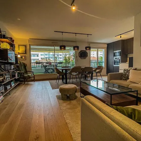 Bright, Apartment, Downtown, Balcony דירה *